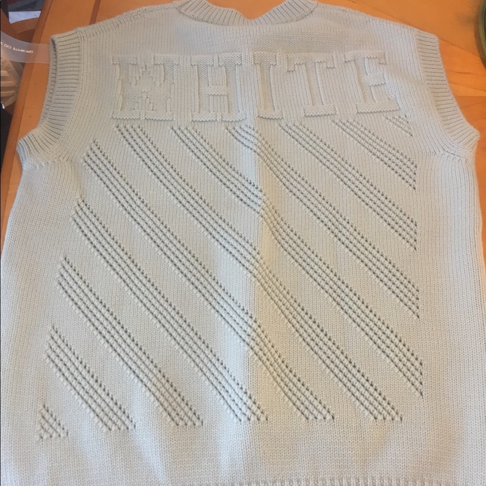 BNWT OFF-WHITE LIGHT BLUE NO SLEEVES PULL SWEATER